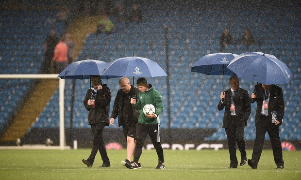 Hujan, Laga City vs Borussia Mönchengladbach di Tunda